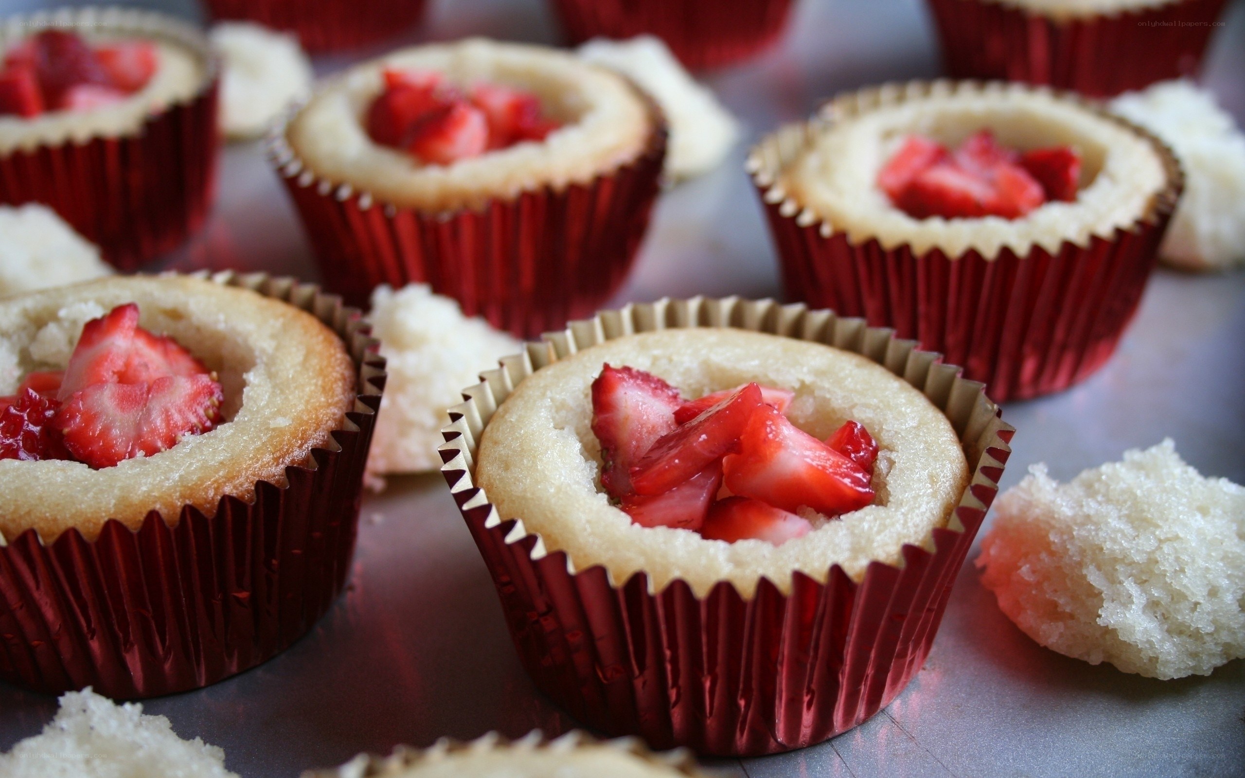 strawberry cupcakes with filling