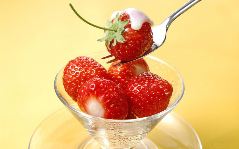 Strawberry Dessert in Glass — Yellow