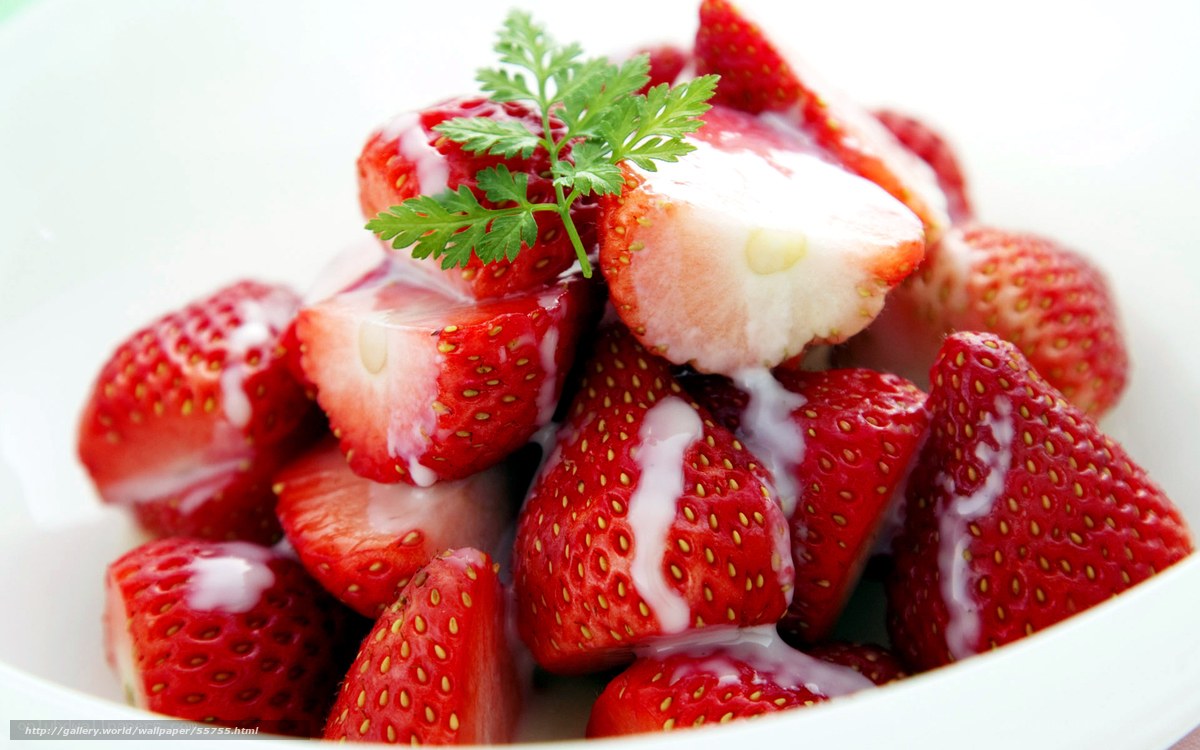 Strawberry dessert with cream
