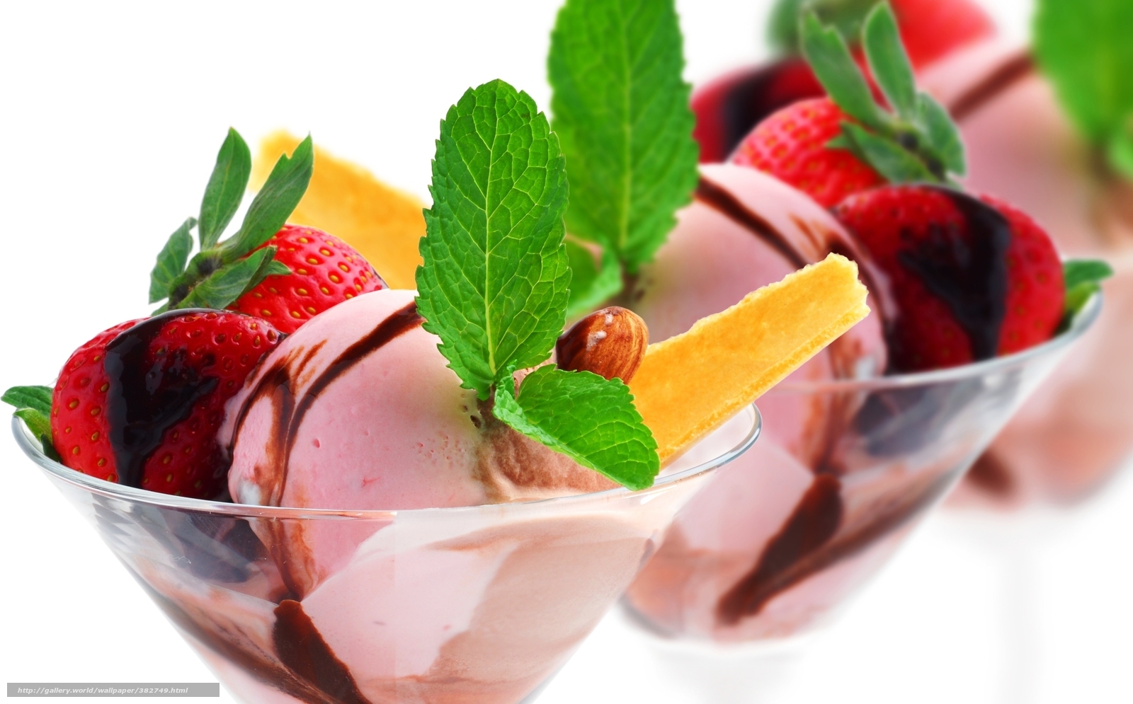 strawberry ice cream dessert