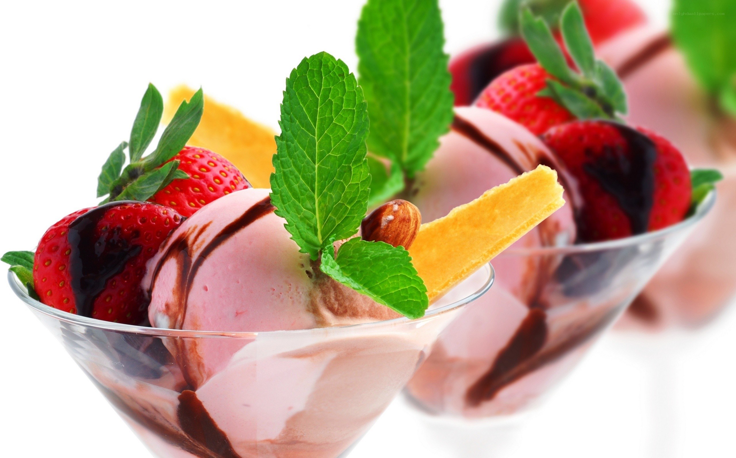 strawberry ice cream dessert