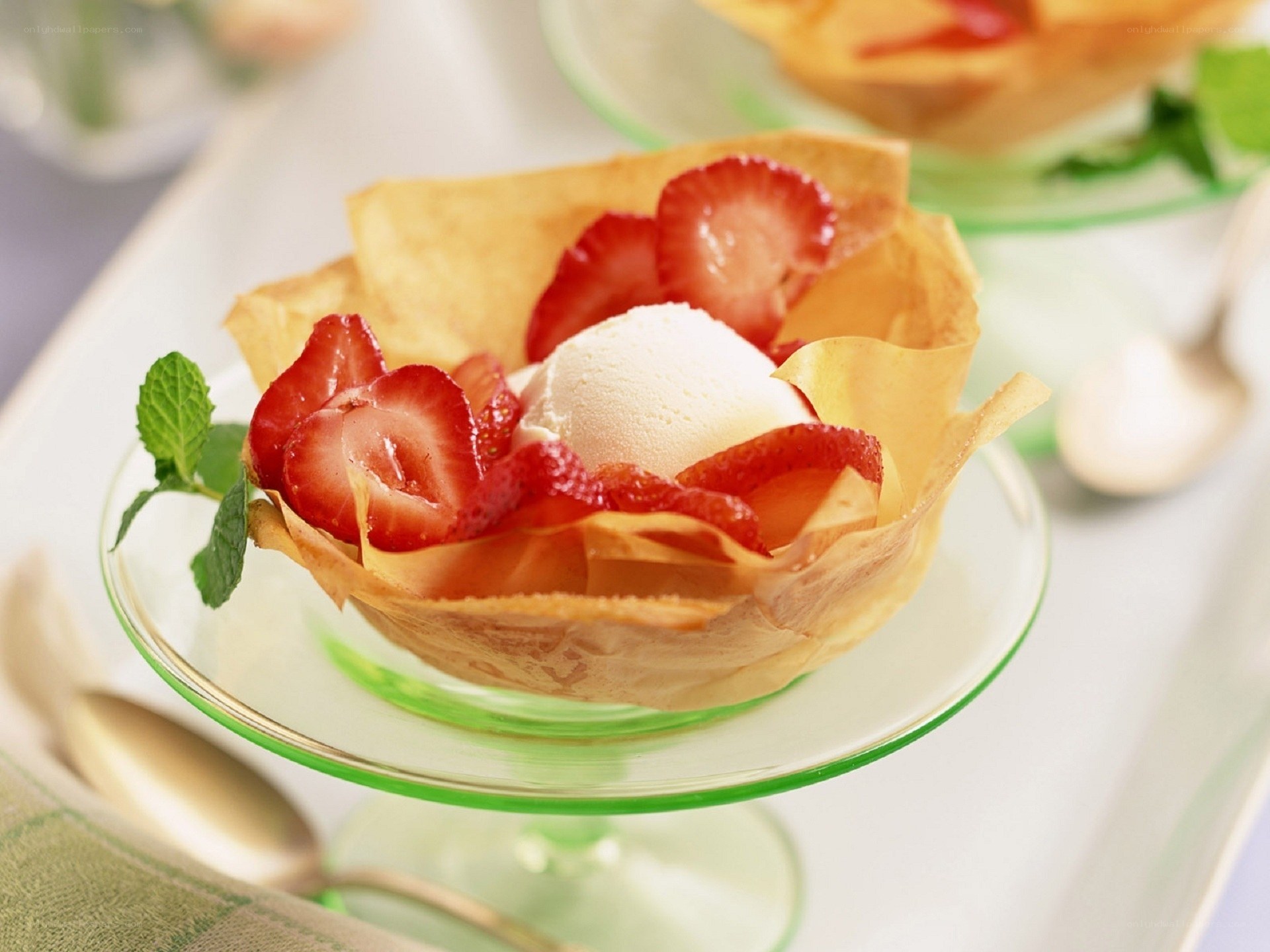 strawberry ice cream dessert