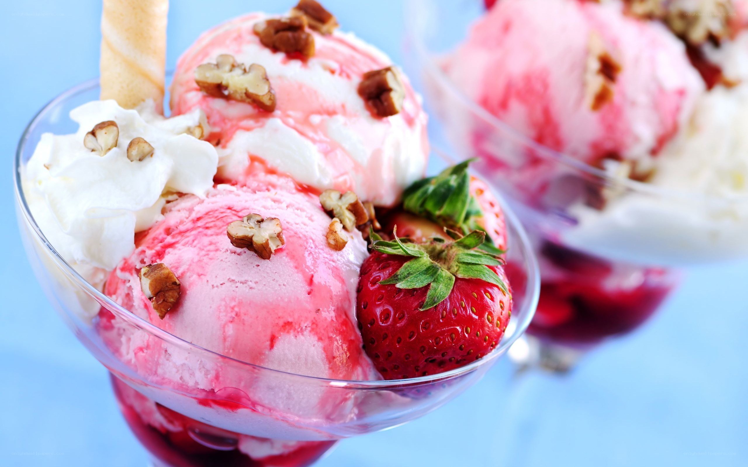 strawberry ice cream sundae