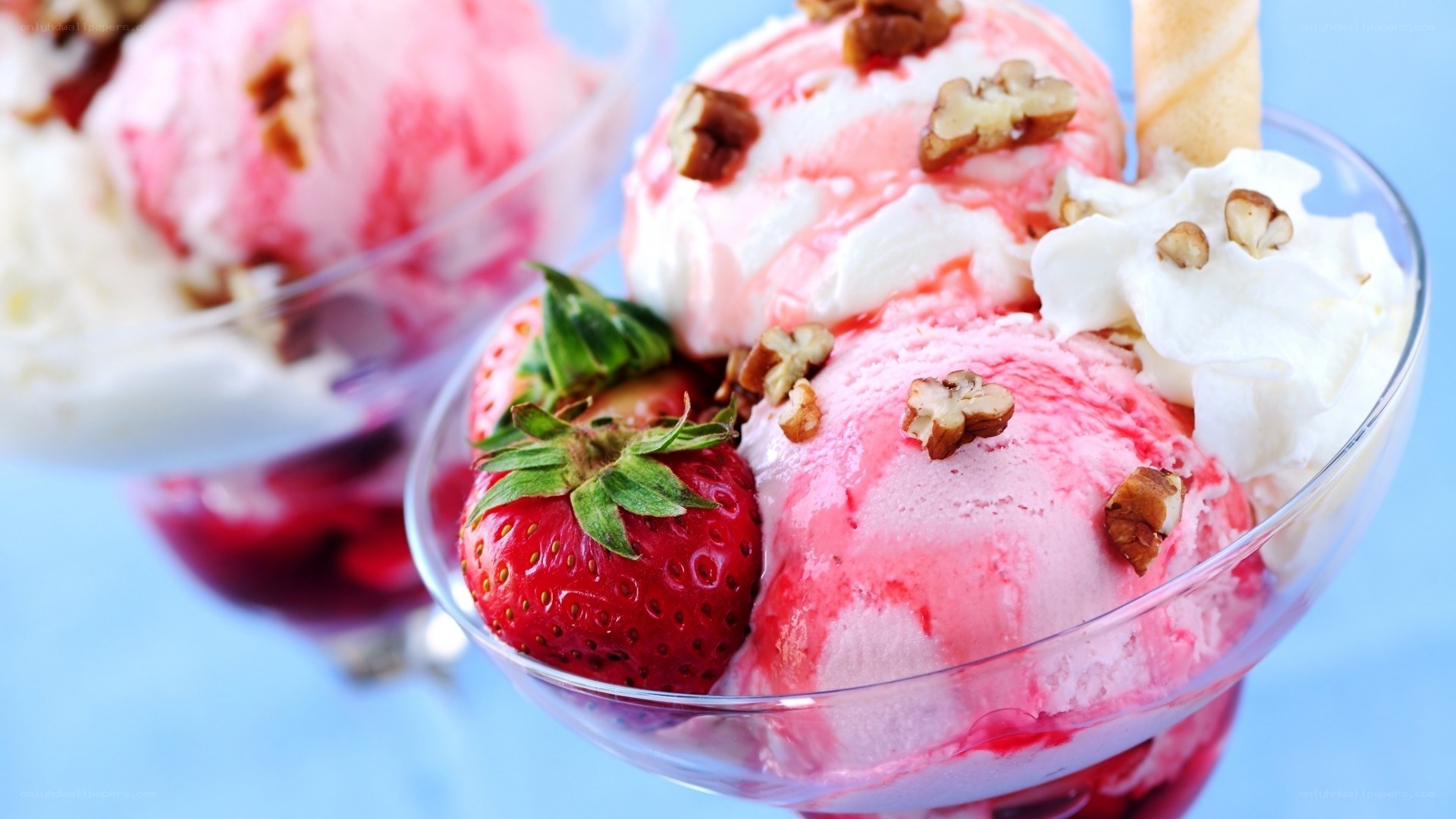 Strawberry ice cream sundae