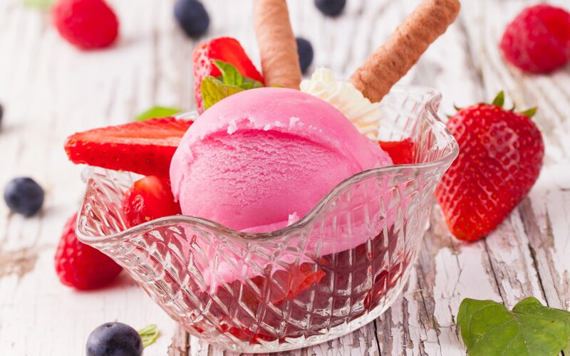 Strawberry Ice Cream Sundae — Pink, Refreshing, Summer, Photograph, Strawberries