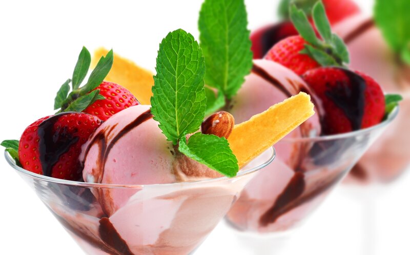 Strawberry ice cream sundae