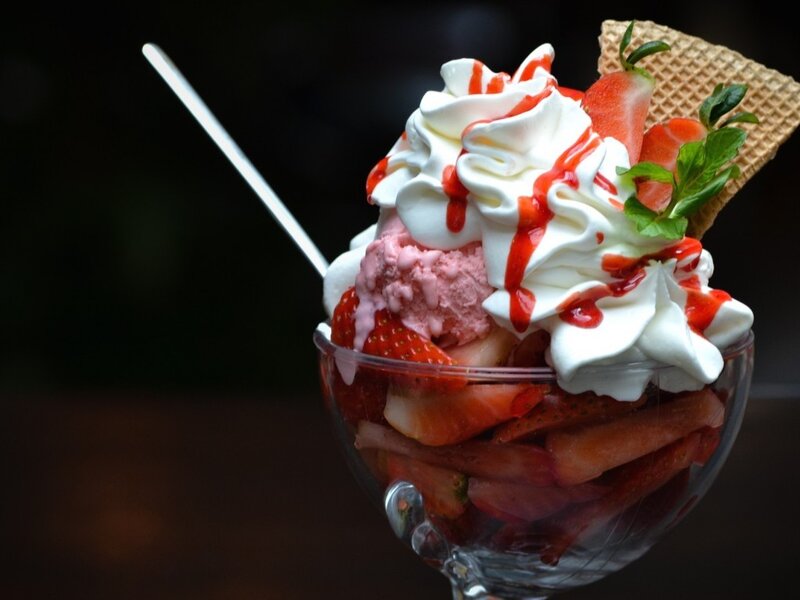 Strawberry Ice Cream Sundae — White