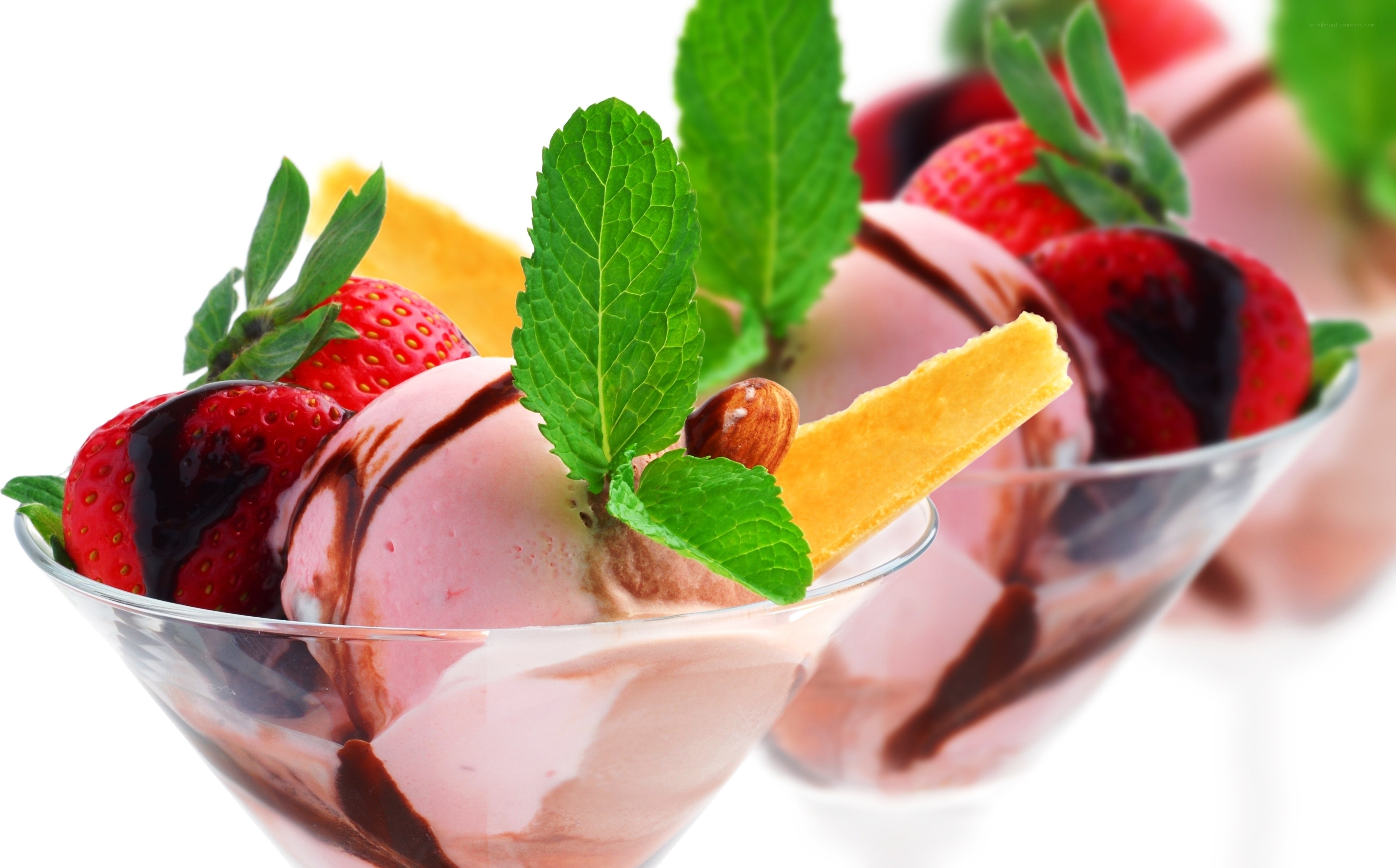 Strawberry ice cream sundae