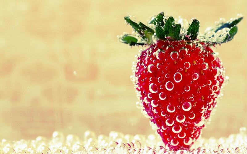 Strawberry in Carbonated Water — Red