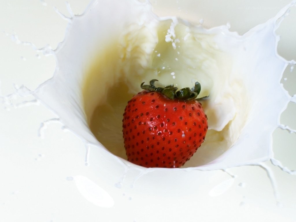 strawberry in milk splash