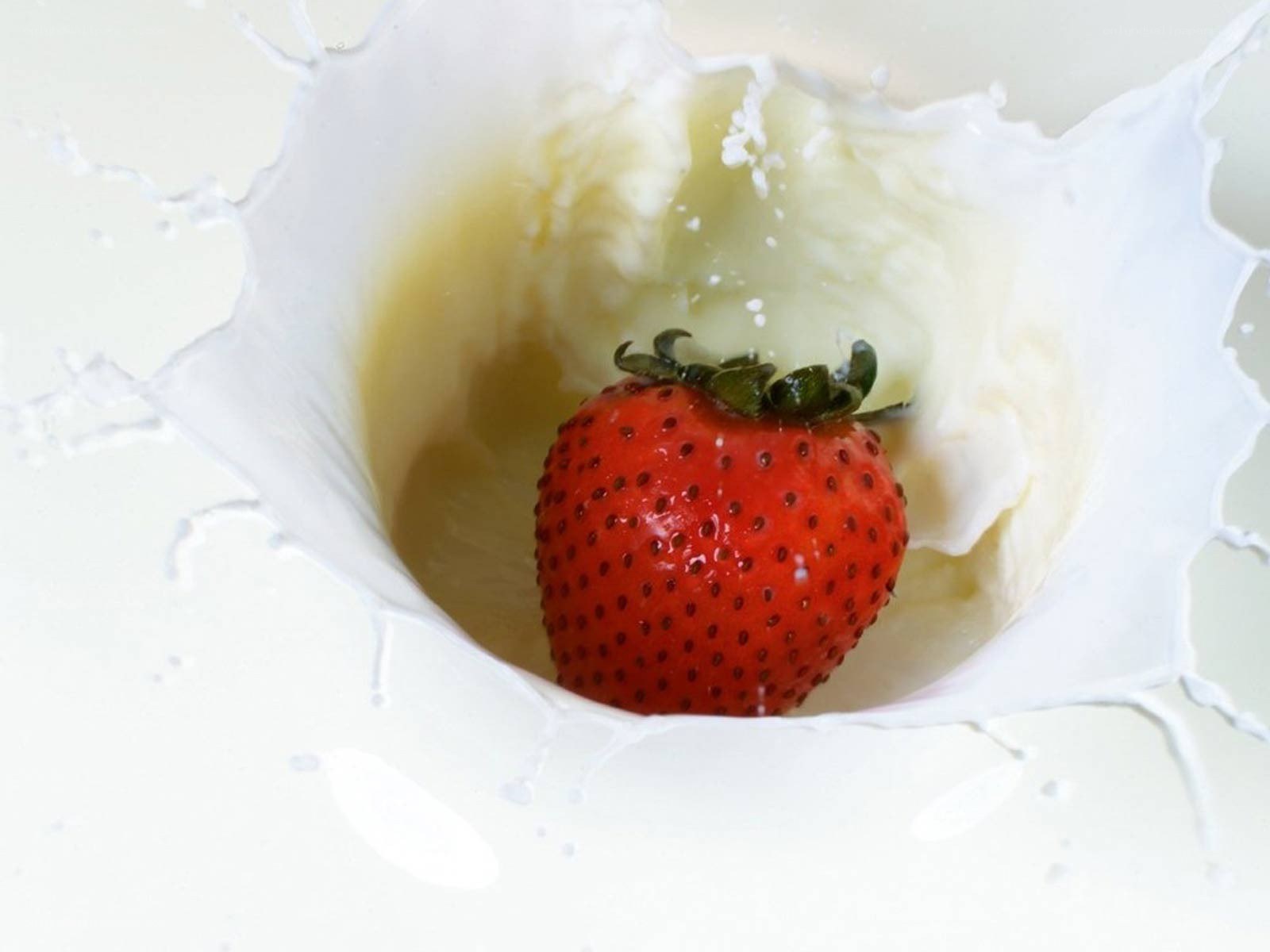 strawberry in milk splash
