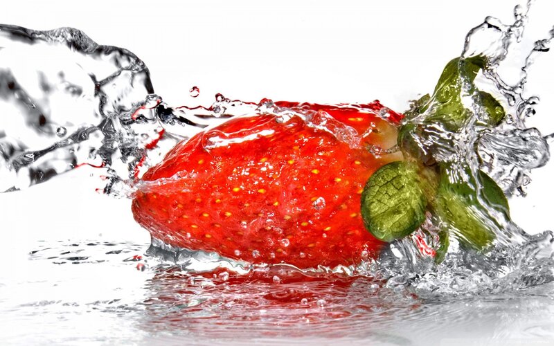 Strawberry in Water — Red, Dynamic