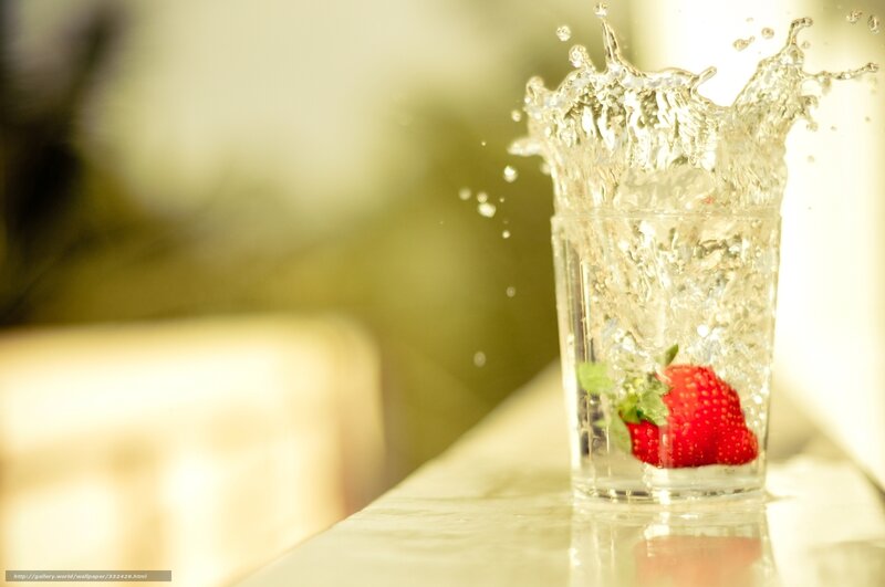 Strawberry in Water Splash — Red, Dynamic, Afternoon
