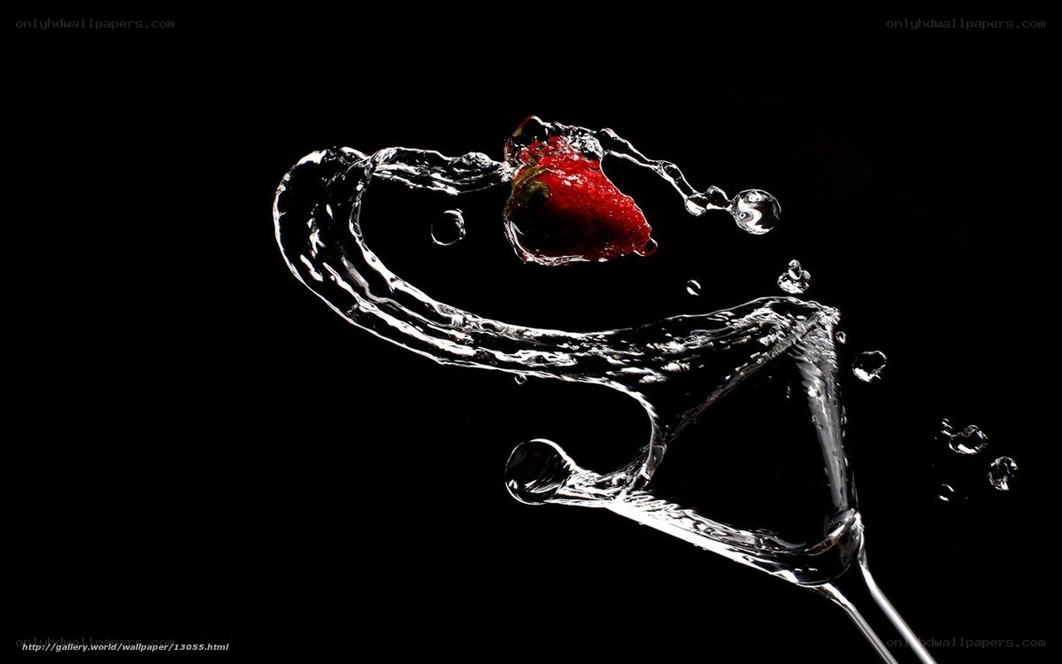 strawberry in water splash