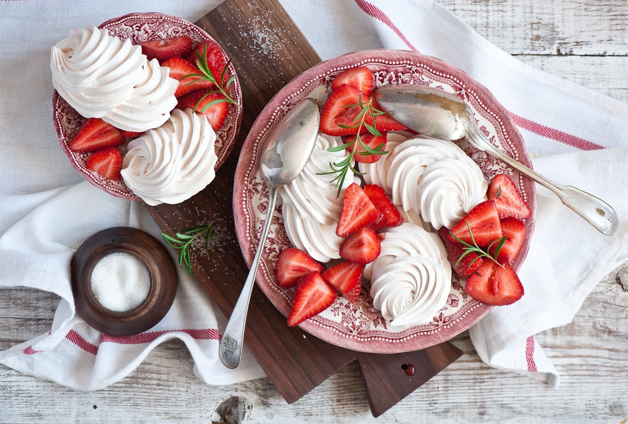 strawberry meringue dessert