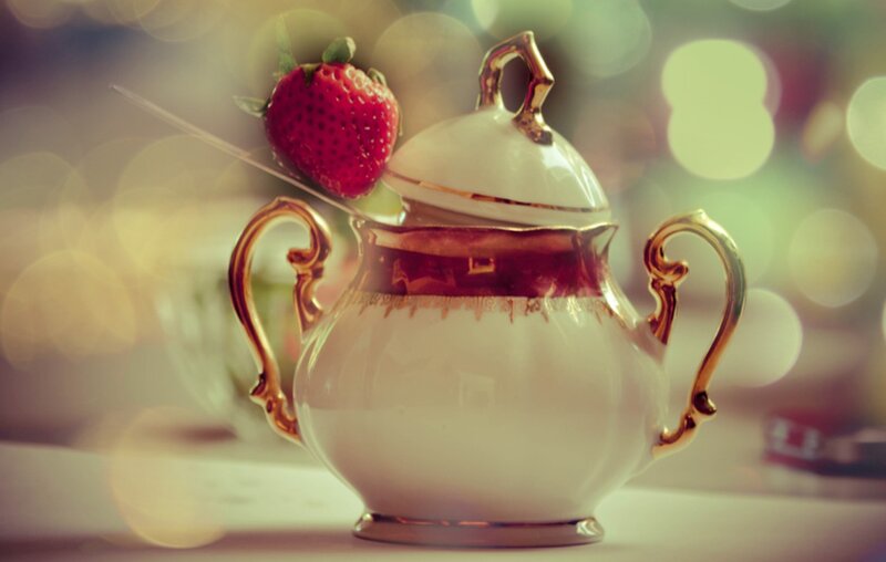 Strawberry on Sugar Bowl — White