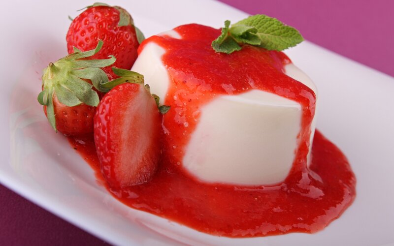 Strawberry Panna Cotta — White