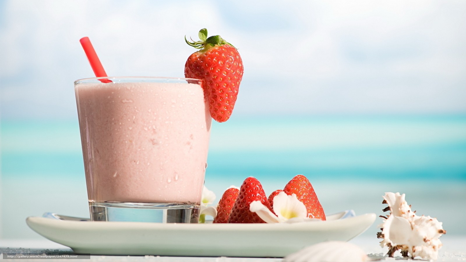 strawberry smoothie on beach