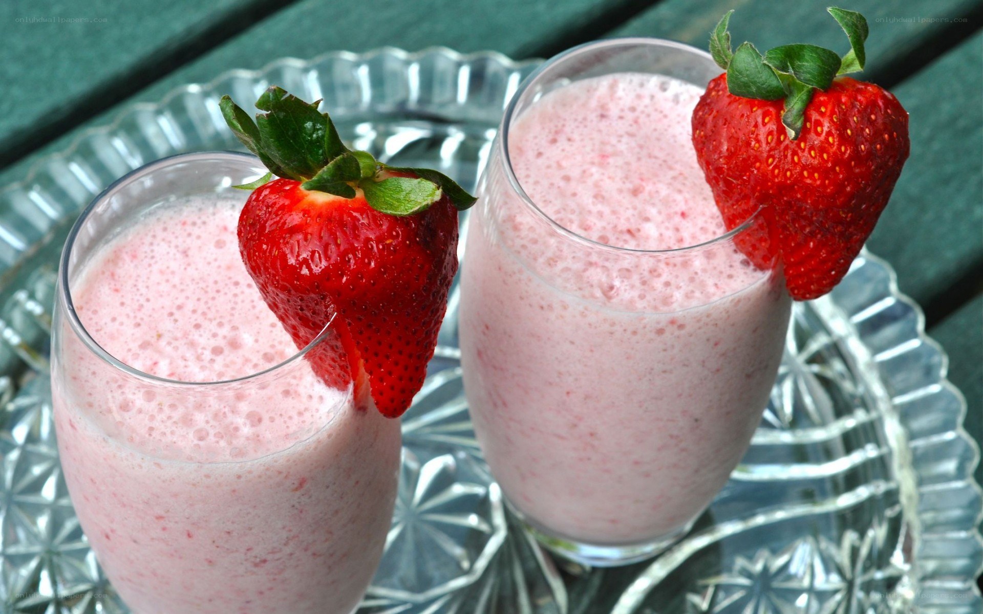 strawberry smoothies with fresh fruit