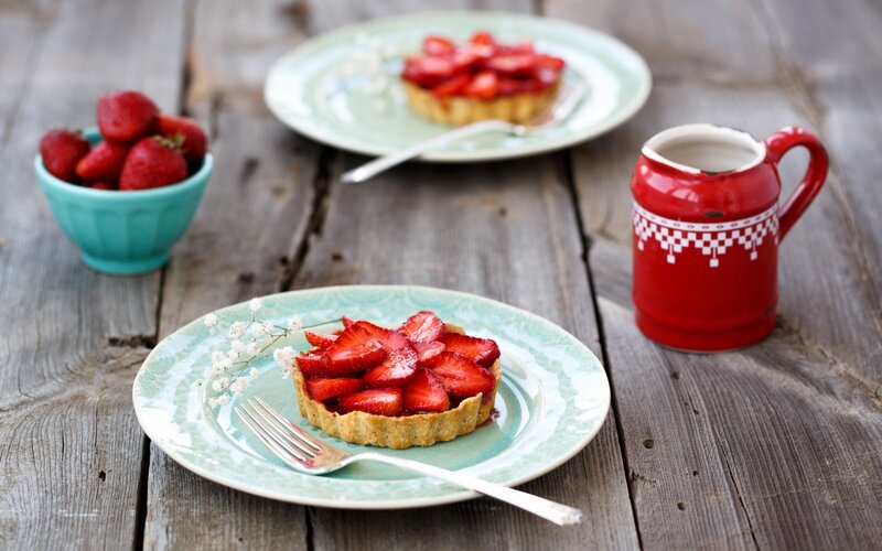 Strawberry Tart on Plate — Red, Calm