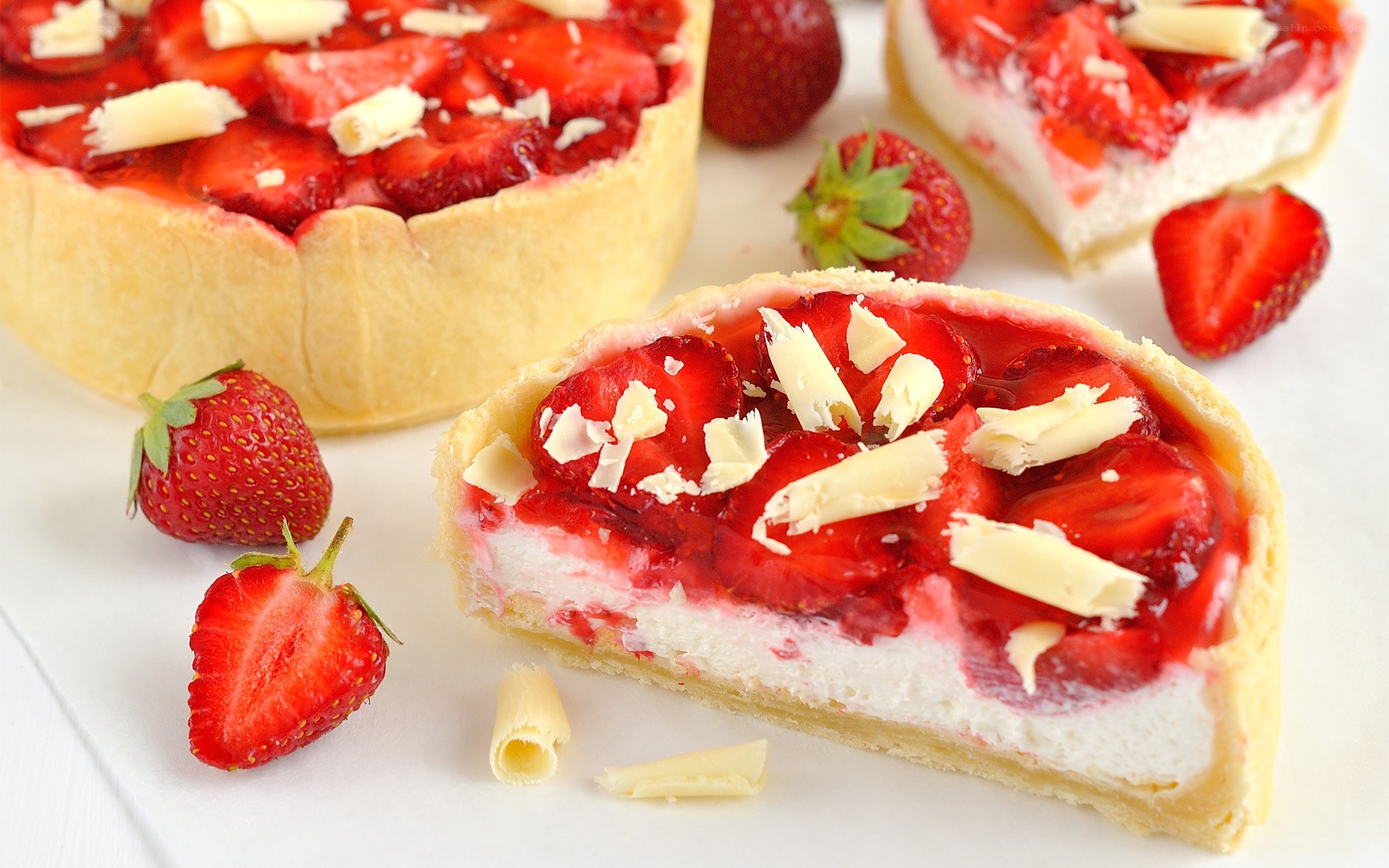 Strawberry tart with white chocolate