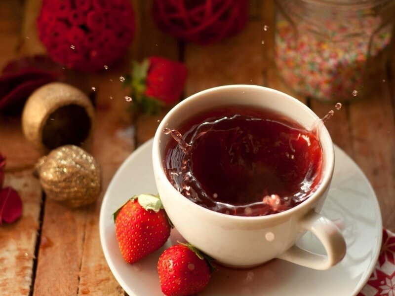 Strawberry Tea in Cup — Red, Cozy