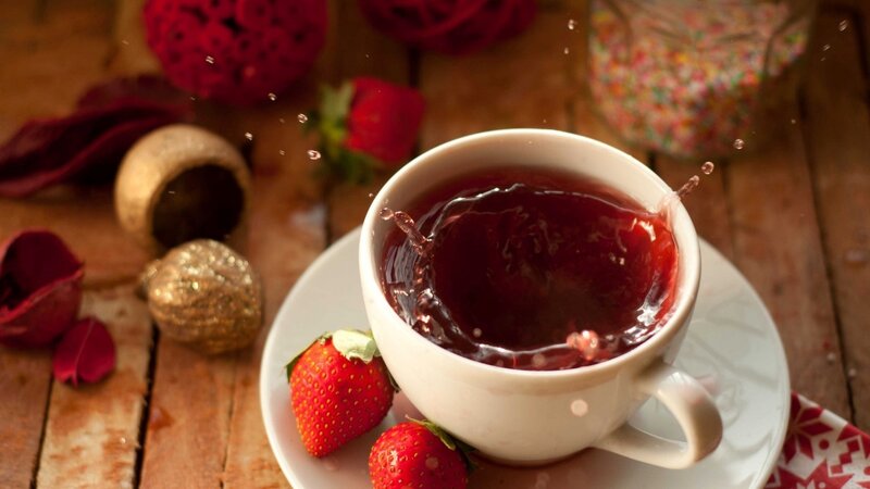 Strawberry Tea Splashing — Red, Dramatic