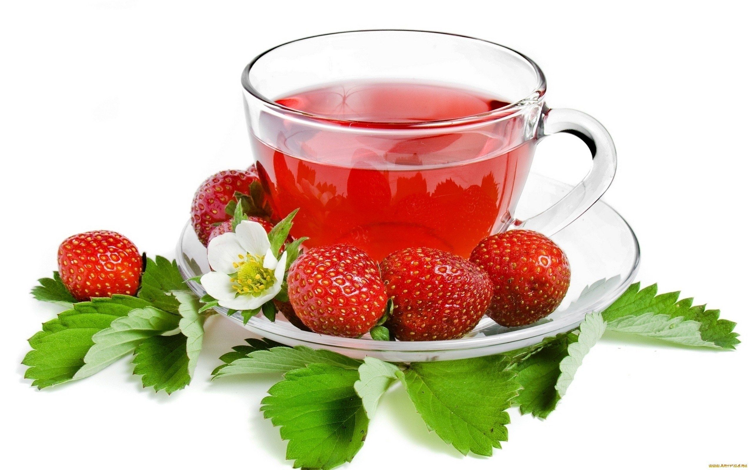 strawberry tea with fresh berries
