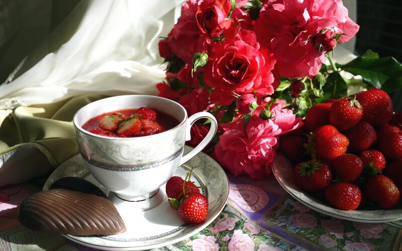 Strawberry Tea with Roses