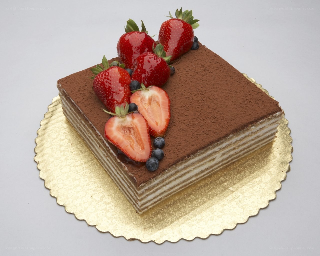 strawberry tiramisu cake