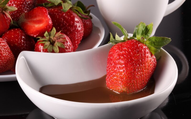 strawberry with chocolate dip