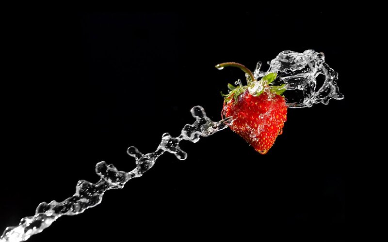 strawberry with water splash