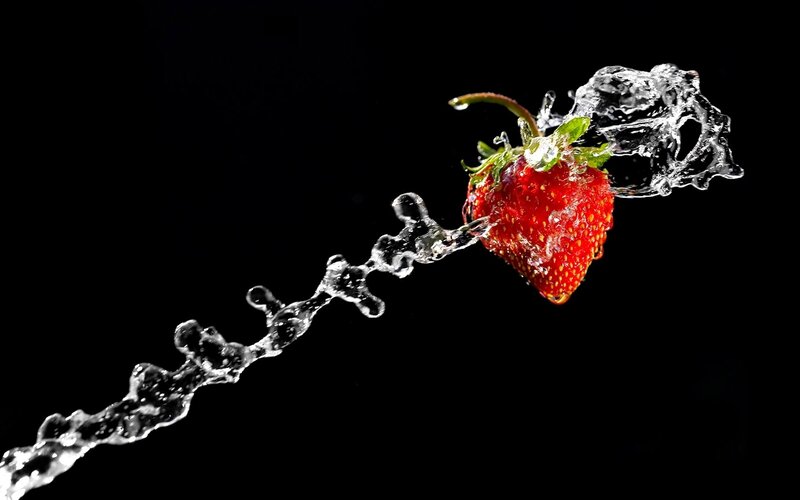 strawberry with water splash