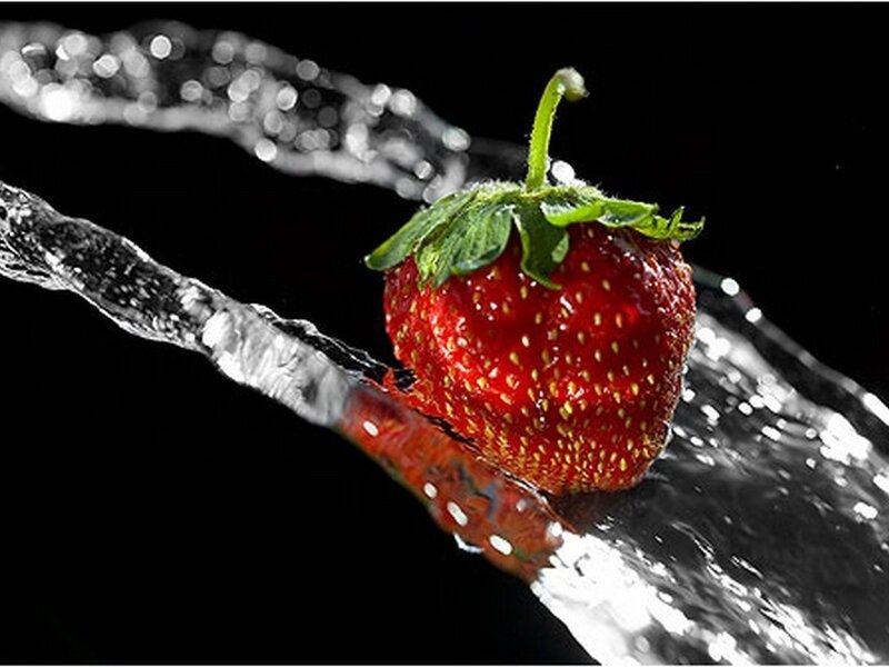 strawberry with water splash