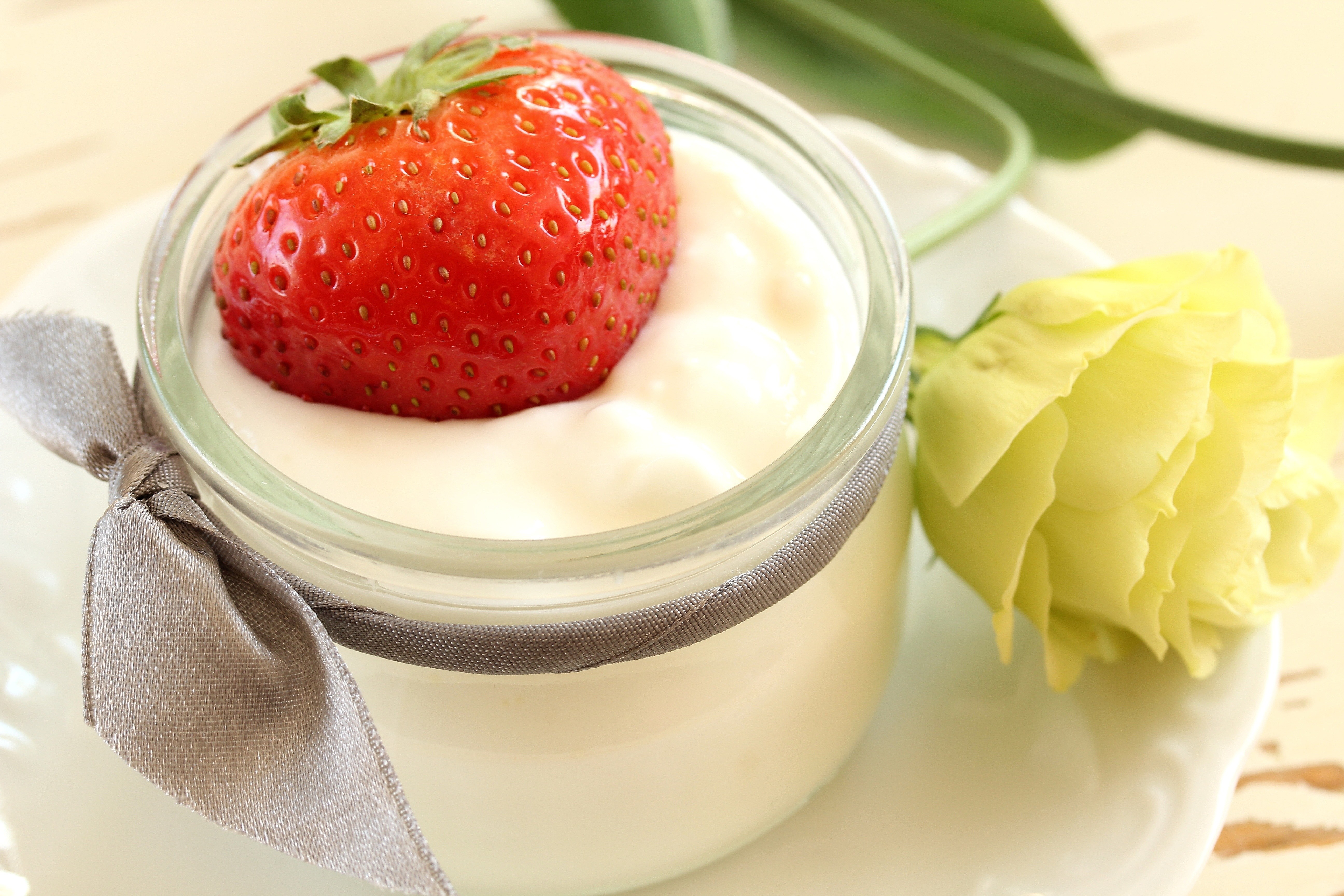 Strawberry yogurt in a jar