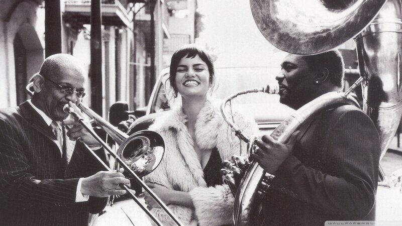 Street band with woman in fur coat