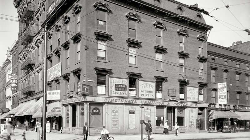 Street Corner with Buildings — Black
