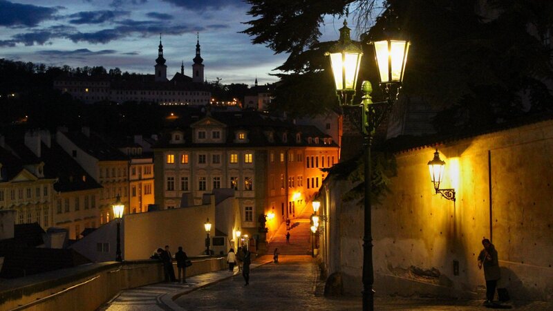 Street Lamp at Night — Yellow