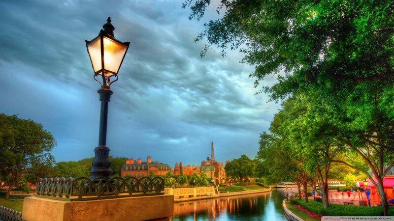 Street Lamp by Canal — Green