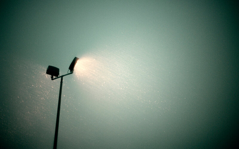 street light in foggy night