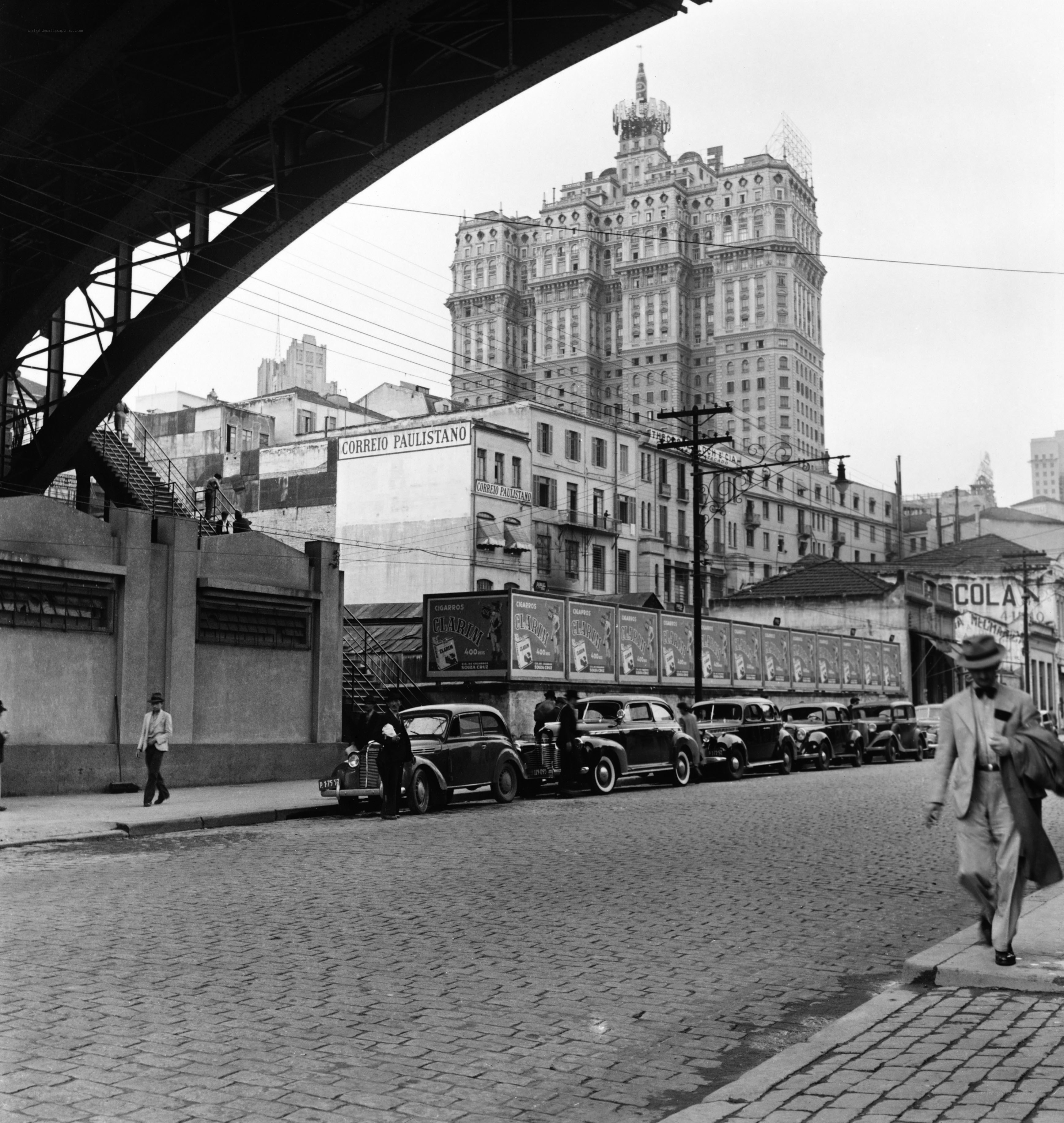 Street scene with Paulista Building