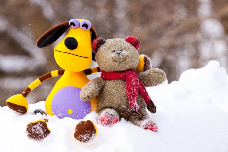 Stuffed Animals in Snow — Yellow