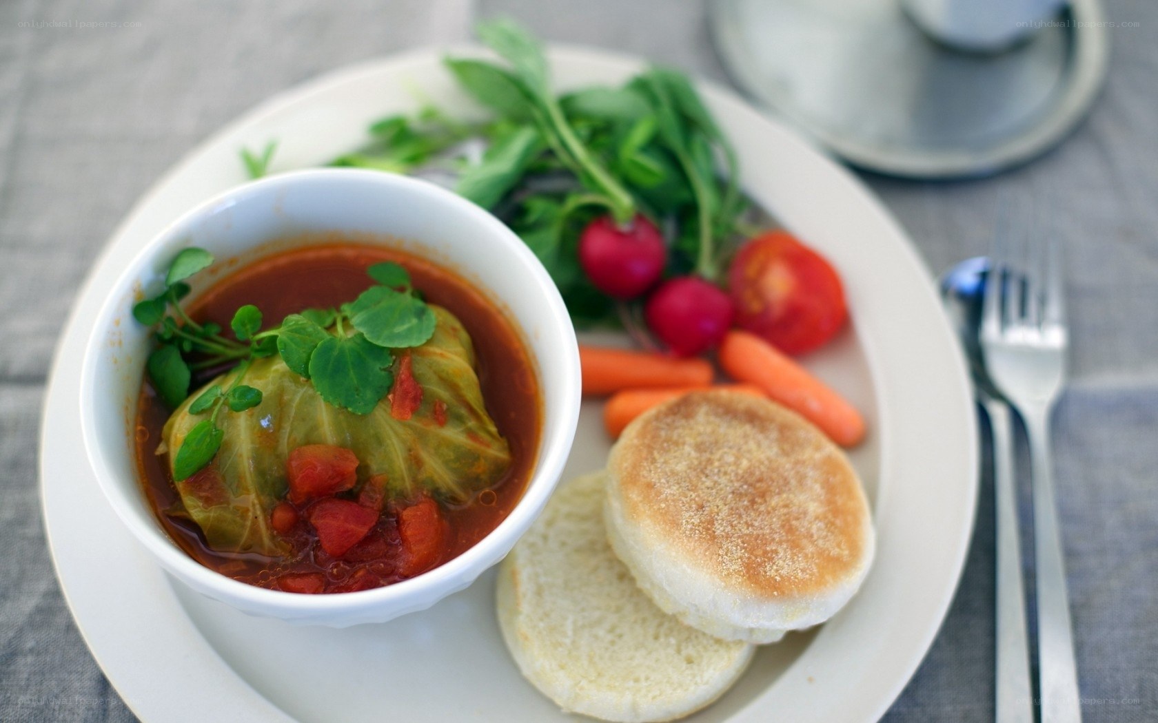 stuffed cabbage soup with bread