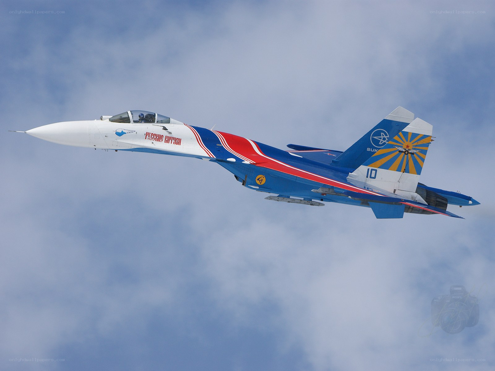 Su-27 fighter jet in flight
