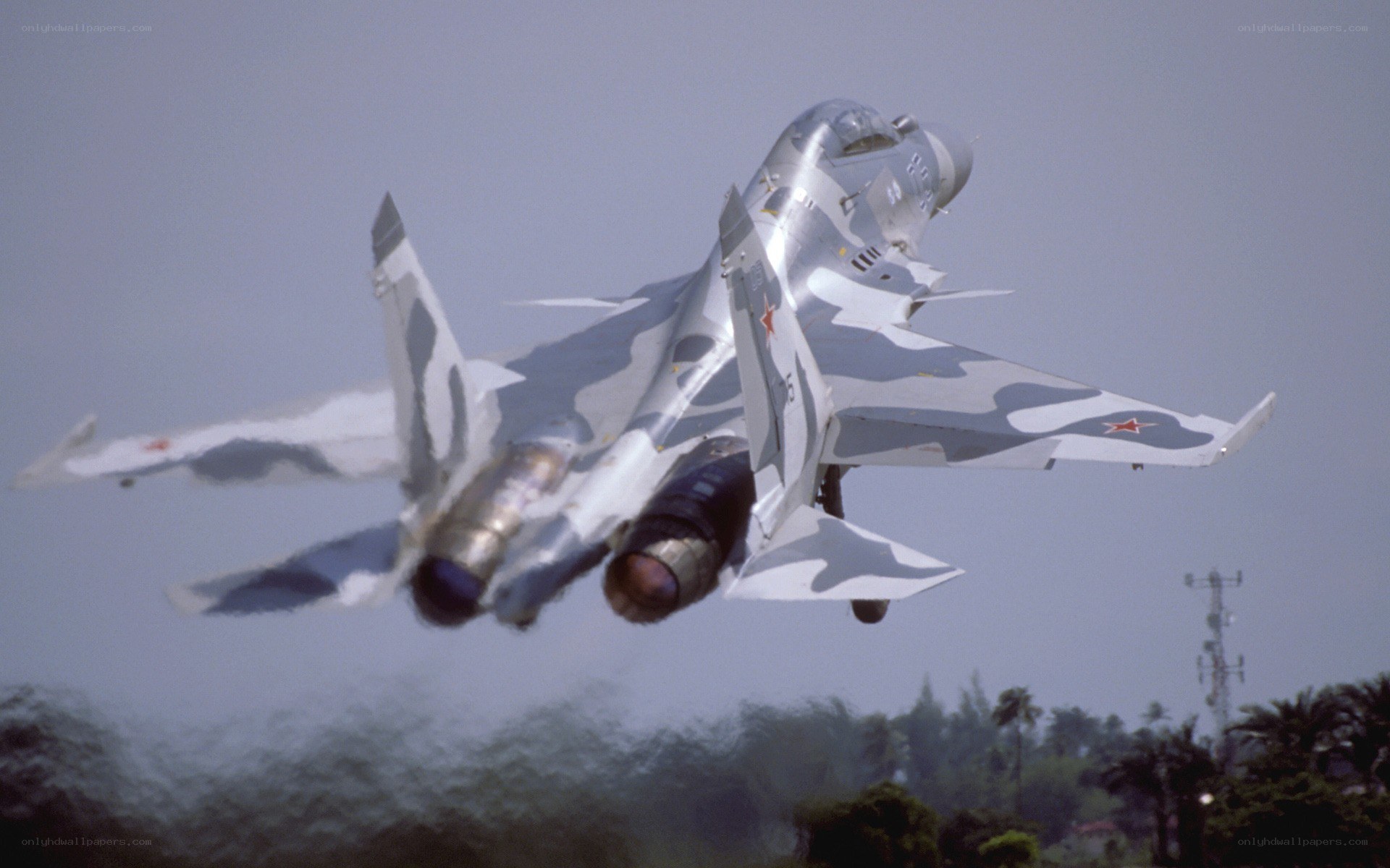 Su-27 fighter jet in flight