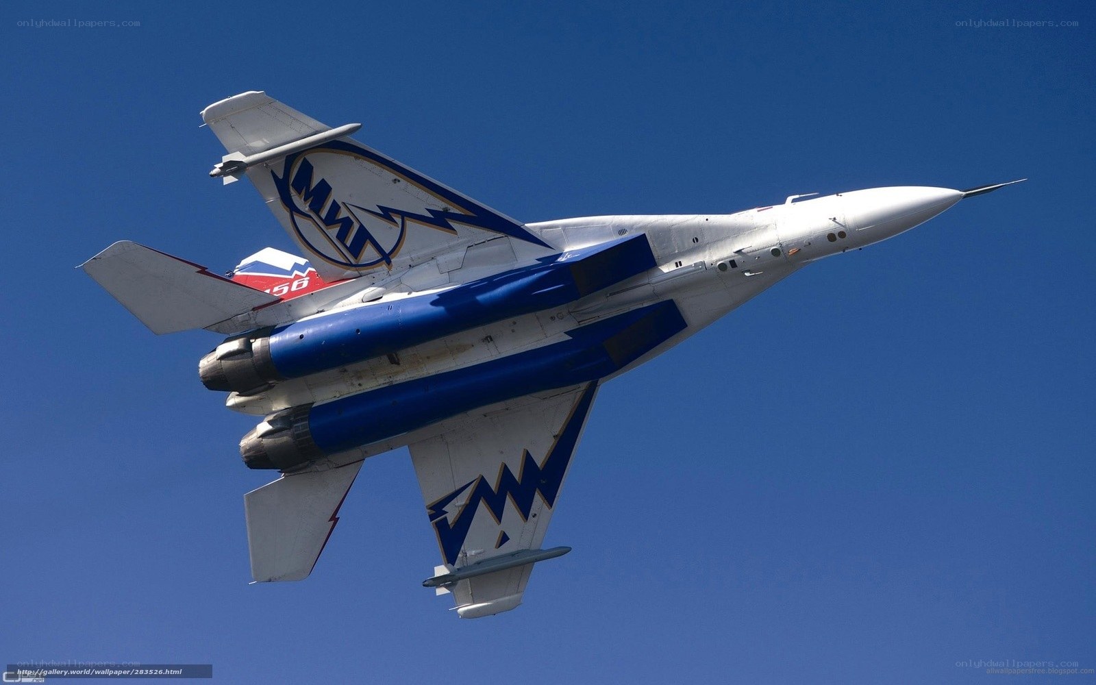 Su-27 fighter jet in flight