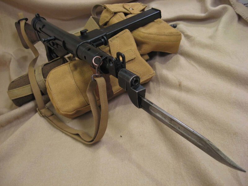 Submachine gun with bayonet