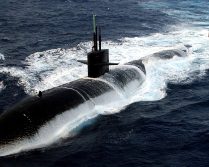 Submarine in Ocean — Black, Dynamic