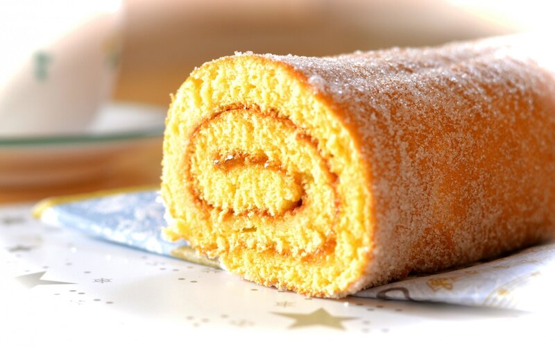 sugar-dusted cake roll