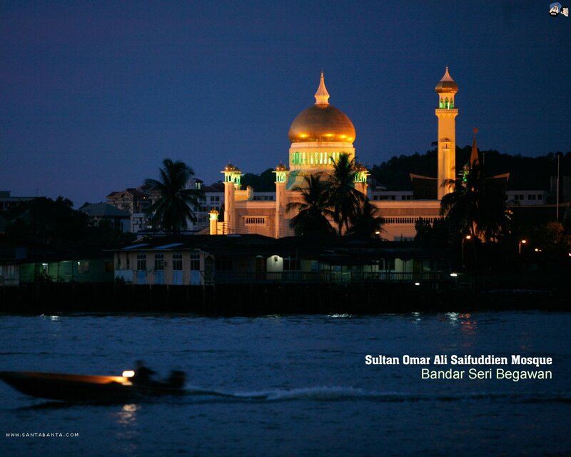 Sultan Omar Ali Mosque at night